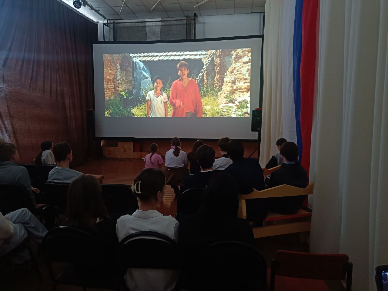 Сегодня ученики нашей школы посетили мобильный кинотеатр.