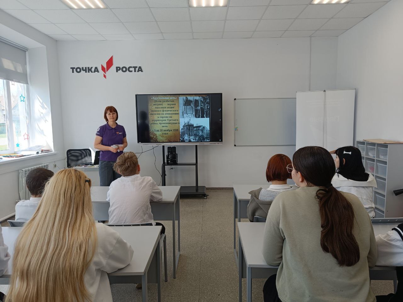 С учениками школы классные руководители провели Уроки мужества.
