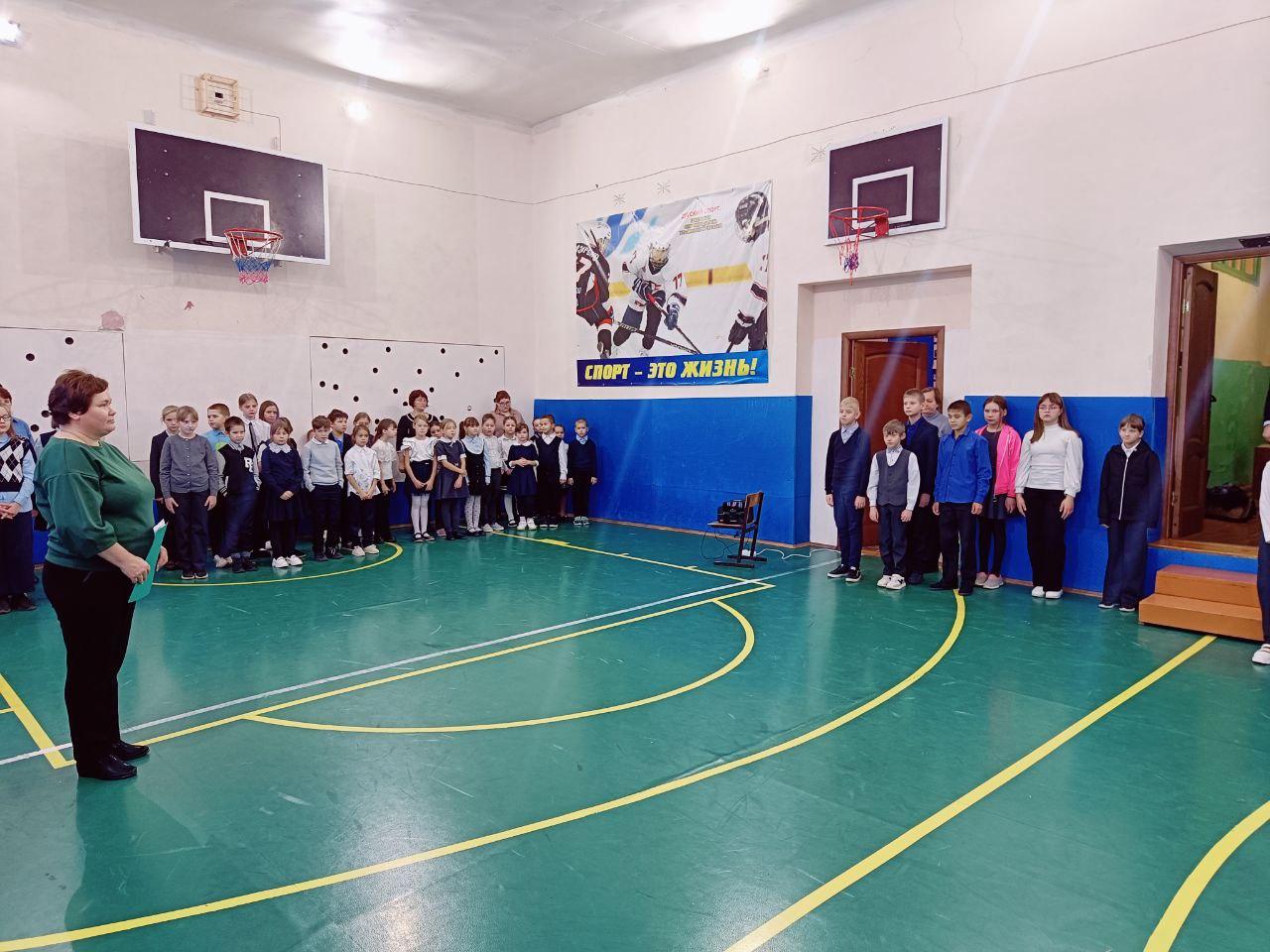 В Елаурской средней школе прошла линейка, посвященная памяти неизвестных солдат и минута молчания.