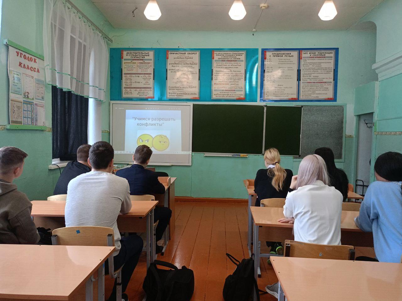 В школе прошли классные часы по противодействию идеологии терроризма и экстремизма.