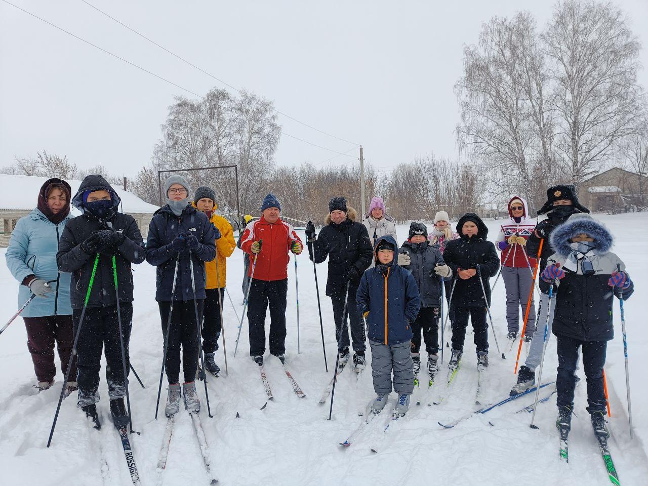 Отправились на лыжную прогулку.