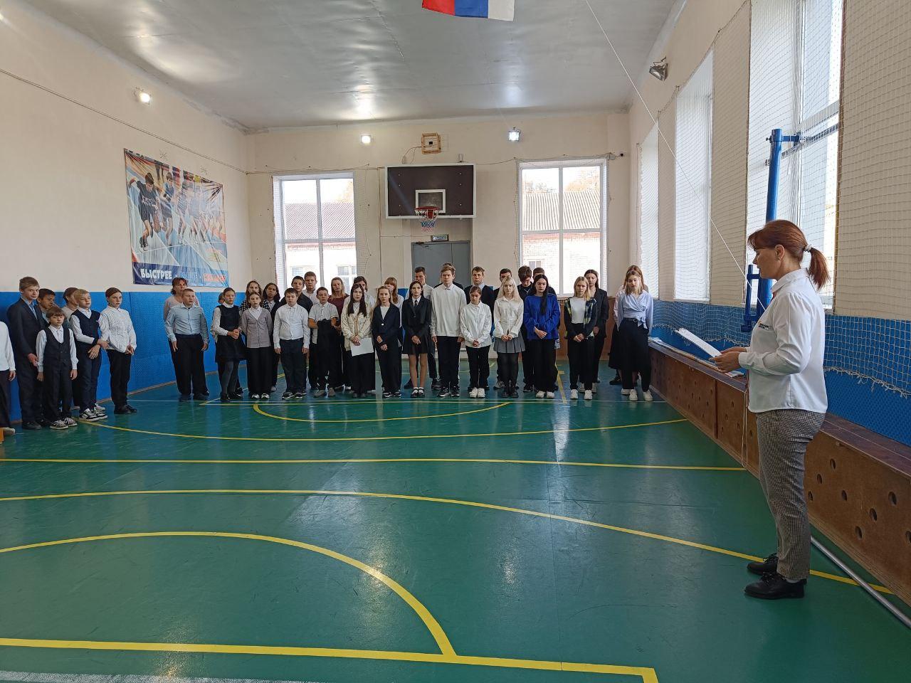 В школе состояла линейка, посвященная Дню воссоединения..