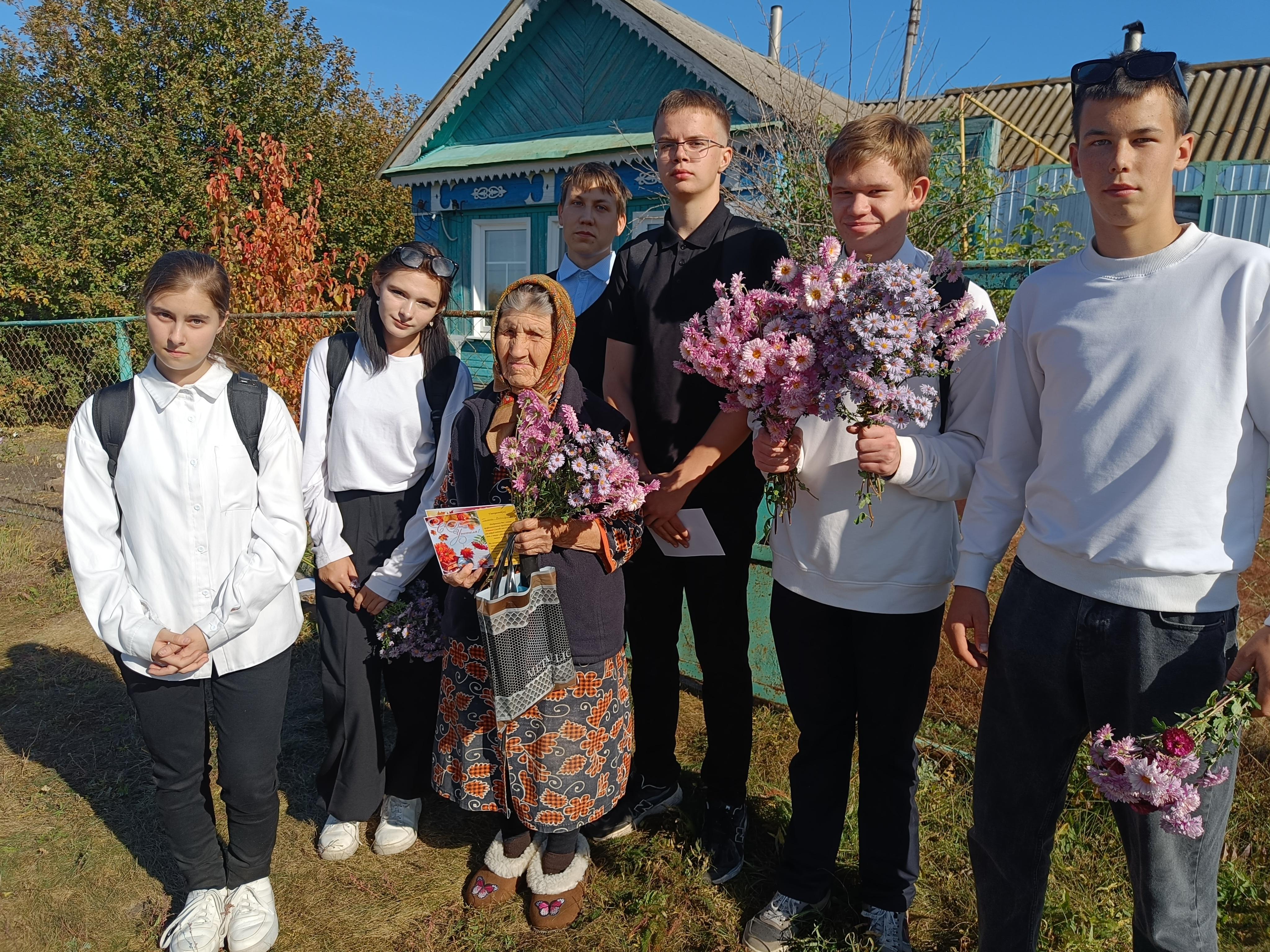 Ученики поздравили ветеранов педагогического труда.