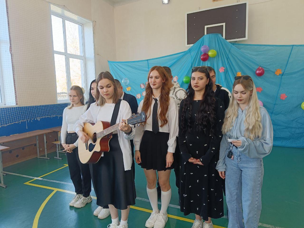 В Елаурской СШ прошёл День учителя.