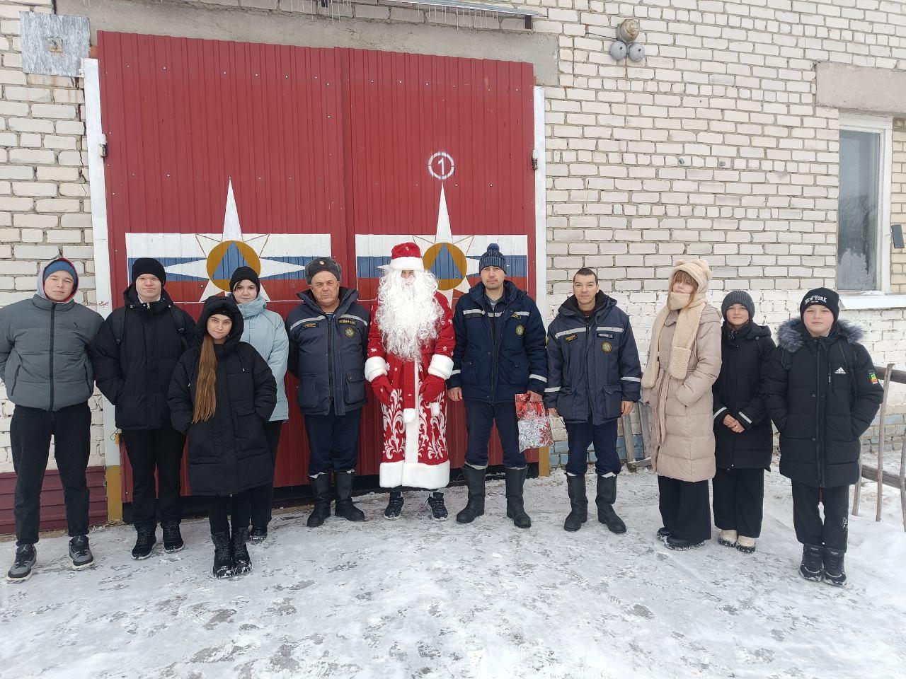 Ученики поздравили сотрудников МЧС.
