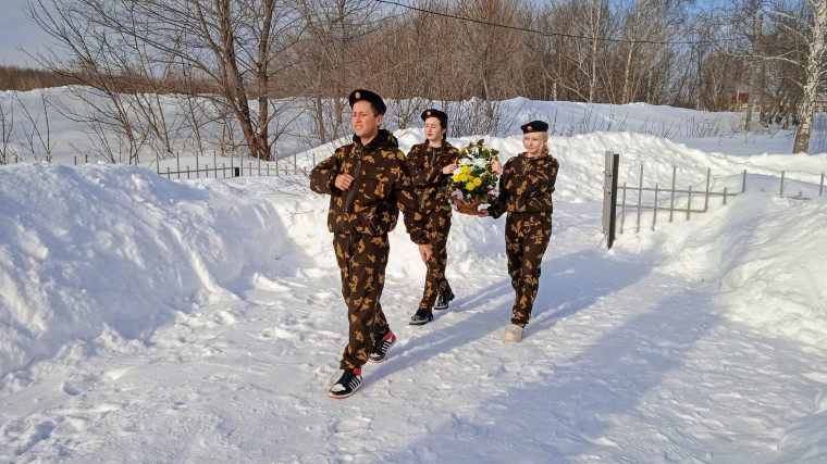 Благоустроили обелиск и возложили цветы.