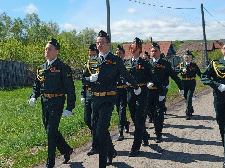 провели "Парад у дома ветерана"..