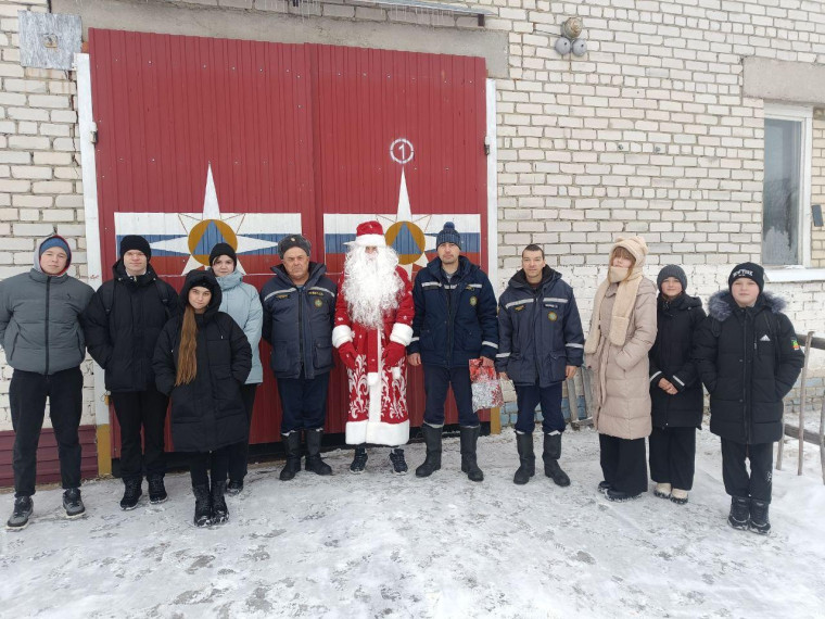 Ученики поздравили сотрудников МЧС.