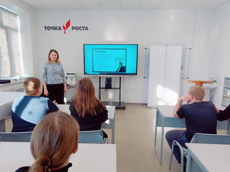 Ученики школы приняли участие в литературном часе "Горе от ума"..