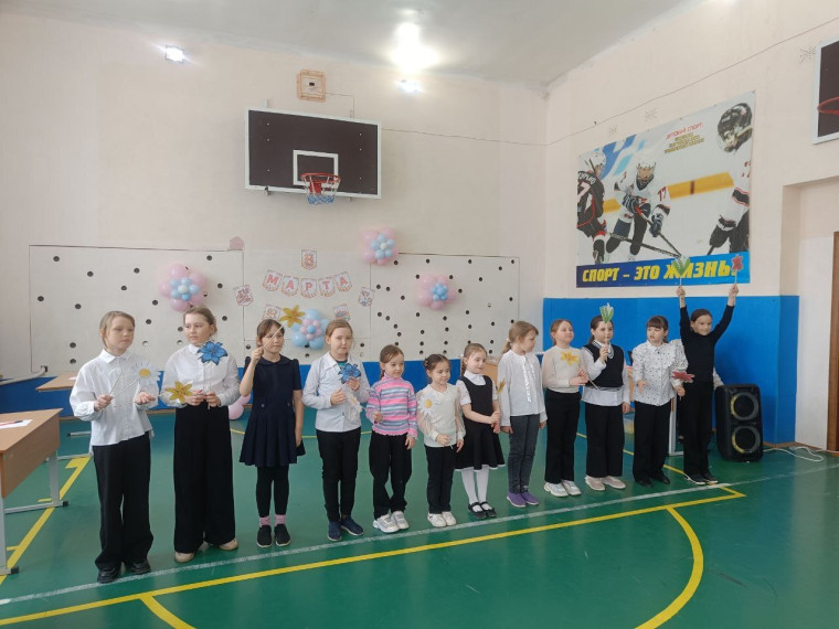 В школе прошла конкурсная программа "А-ну-ка девочки!".