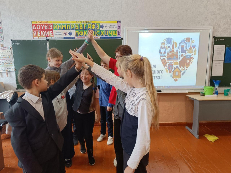 В Елаурской средней школе прошли мероприятия ко Дню народного единства.
